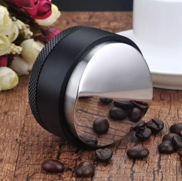 Jestli proběhne extrakce espressa podle plánu rozhodujete také už distribucí kávy v portafilteru. Zdroj obrázku: www.baristaspace.com distributor kávy od Barista Space